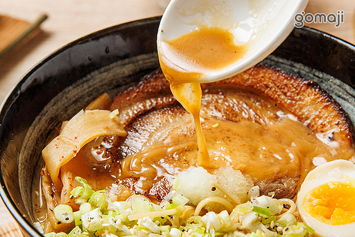 黑蒜油蔥豚骨拉麵