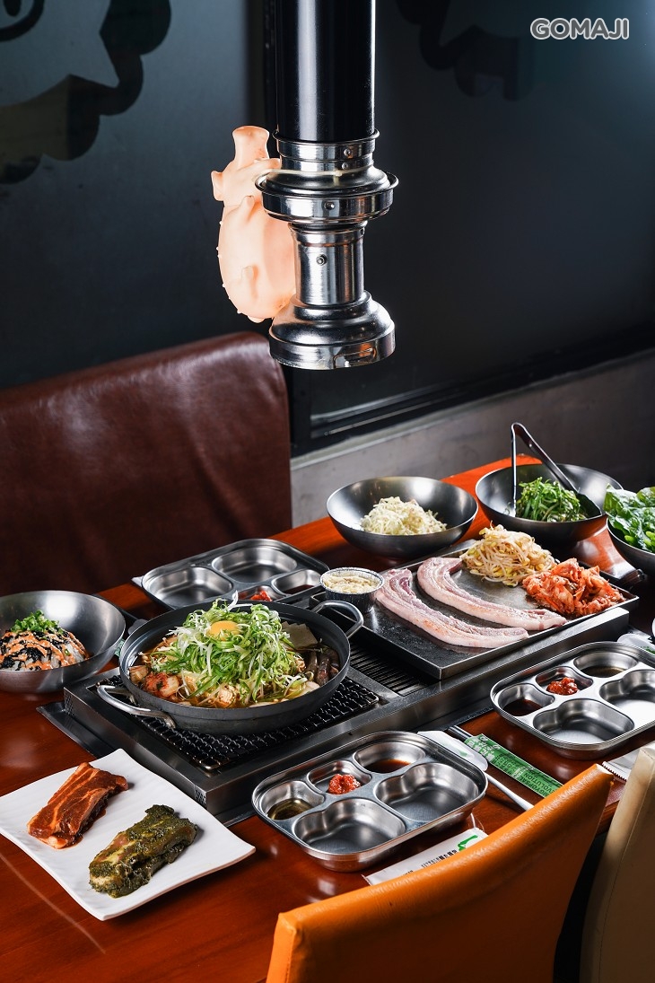 B.三人一起大口吃肉分享幸福套餐