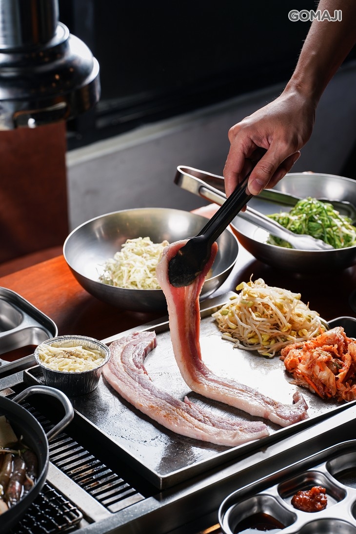 B.三人一起大口吃肉分享幸福套餐