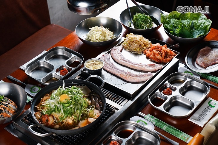 B.三人一起大口吃肉分享幸福套餐