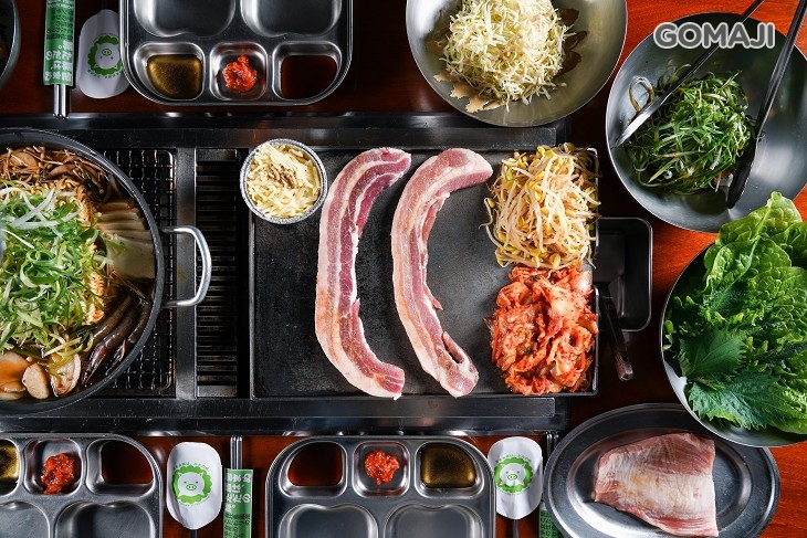 B.三人一起大口吃肉分享幸福套餐