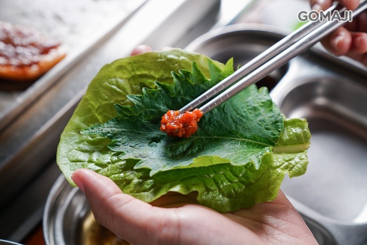 B.三人一起大口吃肉分享幸福套餐