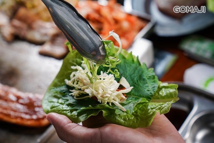 B.三人一起大口吃肉分享幸福套餐