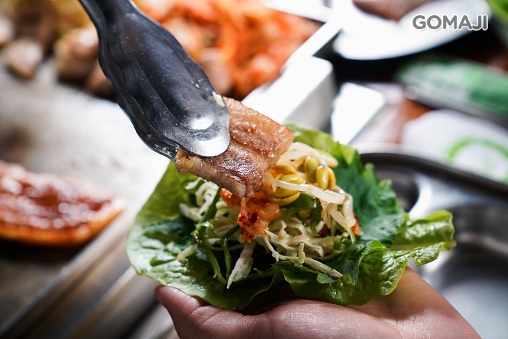 B.三人一起大口吃肉分享幸福套餐