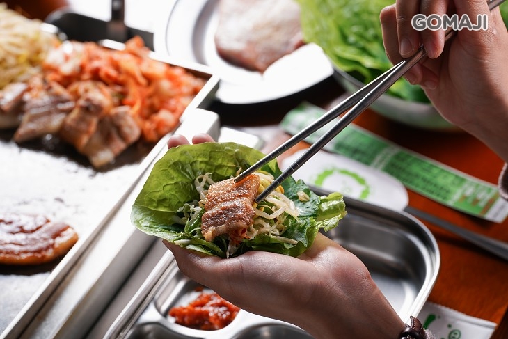 B.三人一起大口吃肉分享幸福套餐