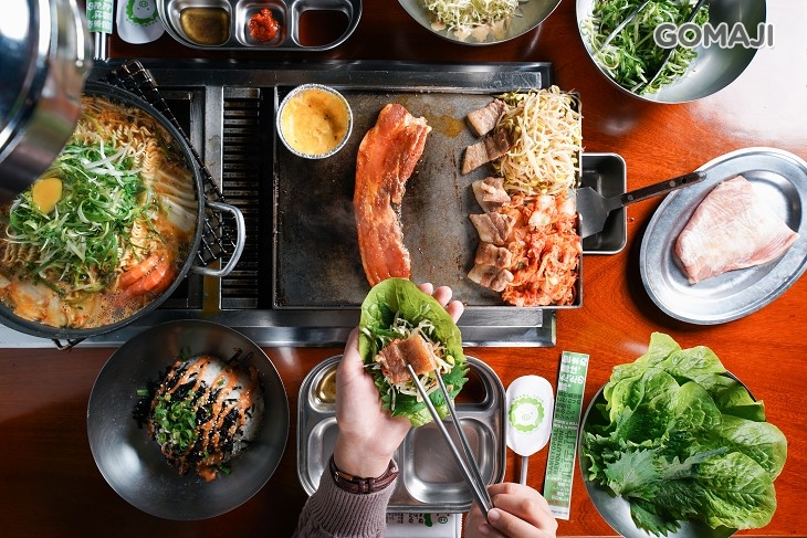 B.三人一起大口吃肉分享幸福套餐