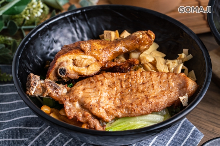 雞腿排骨飯