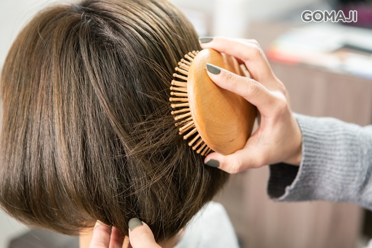 圓木梳梳鬆頭皮