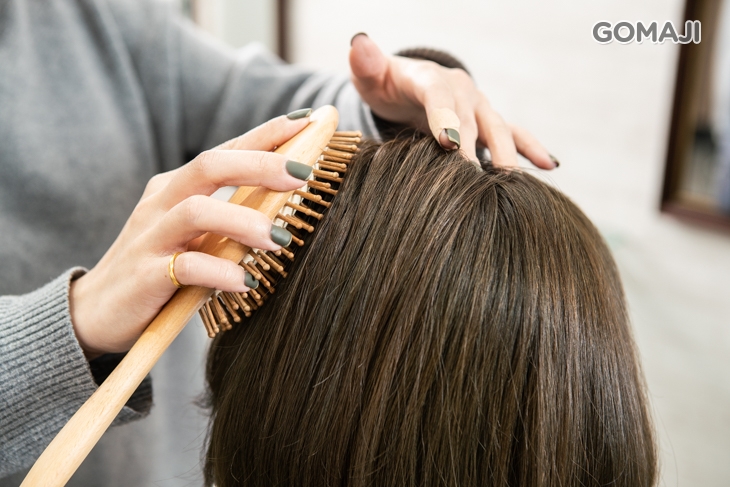 圓木梳梳鬆頭皮