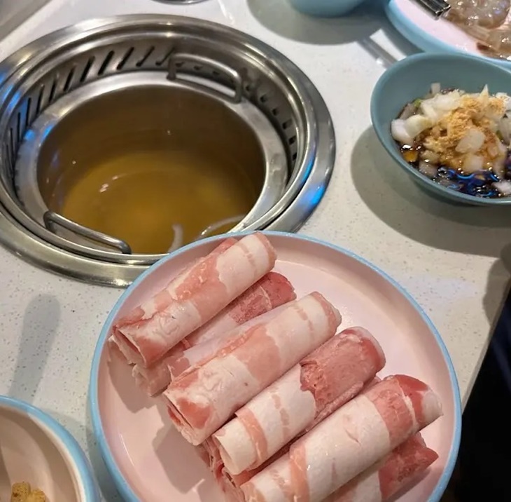 迴轉台上：肉肉無限享用