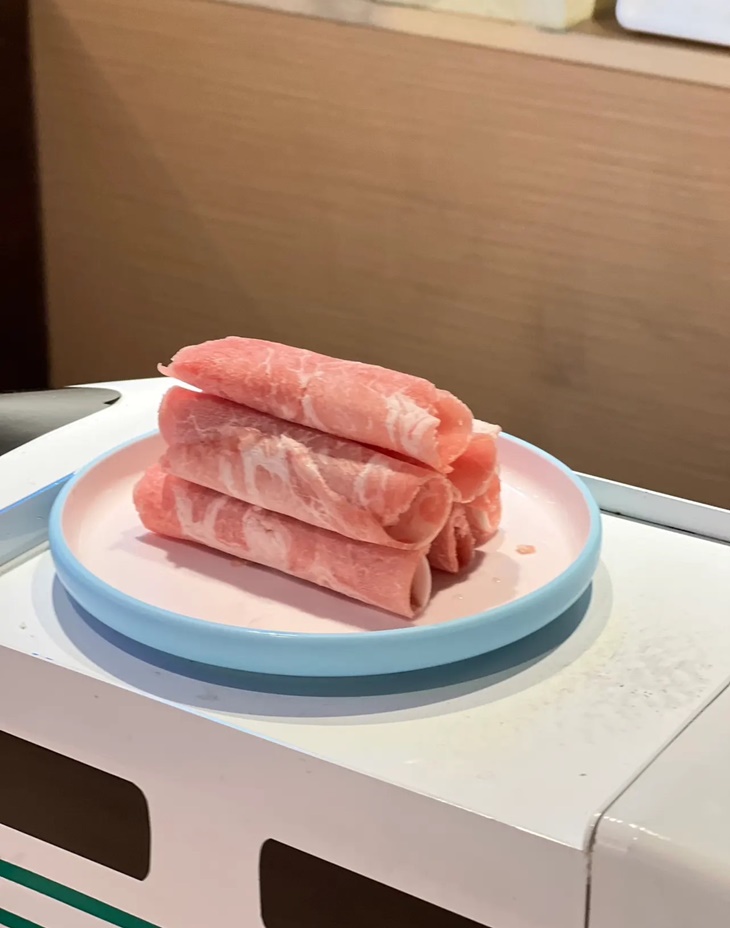 迴轉台上：肉肉無限享用