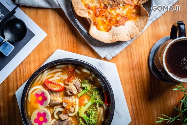 叻沙嫩骨烏龍麵+煙燻雞肉鐵盤披薩+美式咖啡