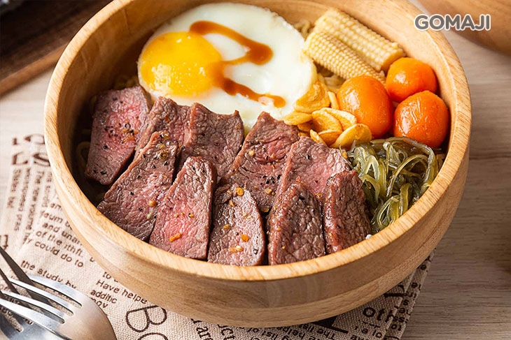 嫩煎牛排炒泡麵