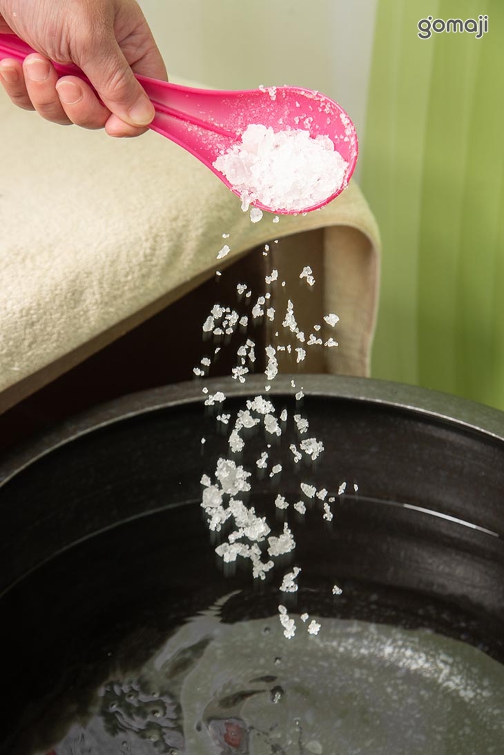 海鹽足浴(同時進行肩頸放鬆按摩) 