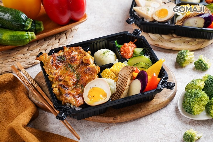 優格咖哩烤雞佐蒔蘿酸奶醬