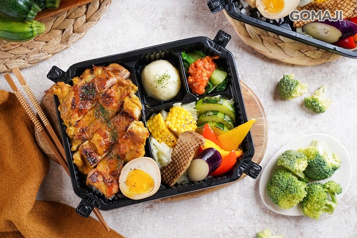 優格咖哩烤雞佐蒔蘿酸奶醬