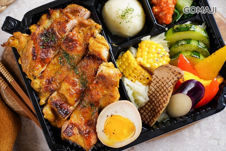 優格咖哩烤雞佐蒔蘿酸奶醬