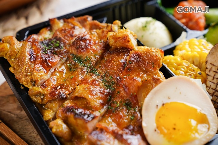 優格咖哩烤雞佐蒔蘿酸奶醬