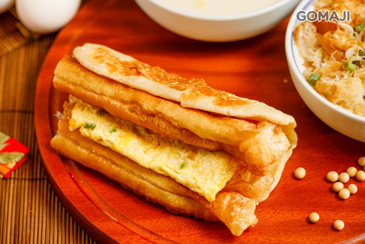 燒餅油條夾蔥花蛋＋鹹豆漿加蛋＋鹹豆漿