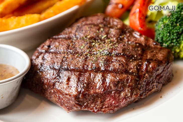 溼式熟成炭烤8盎司雪花牛排