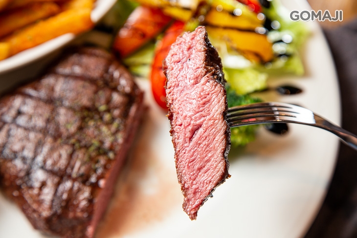 溼式熟成炭烤8盎司雪花牛排