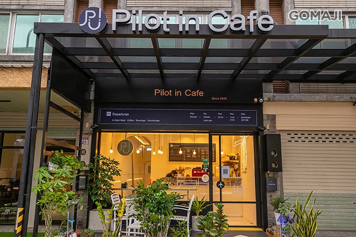 Pilot in Cafe