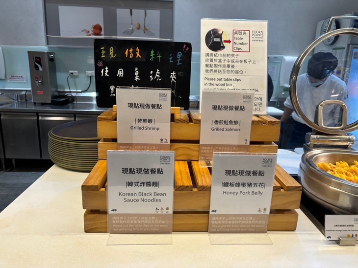 乾煎蝦、香煎鮭魚排、韓式炸醬麵、鐵板燒蜂蜜豬五花