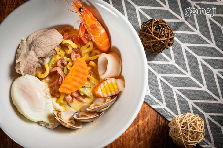 巴里卡菲配彩色蔬果拉麵