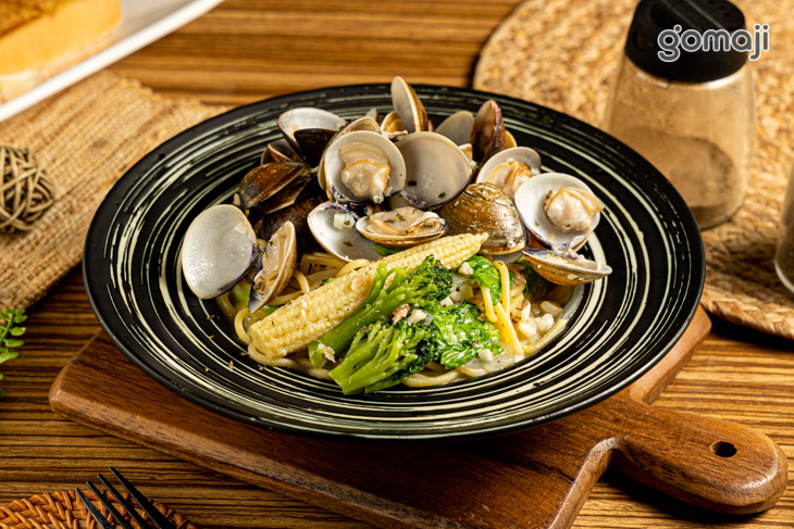 蒜香蛤蠣燻雞義大利麵