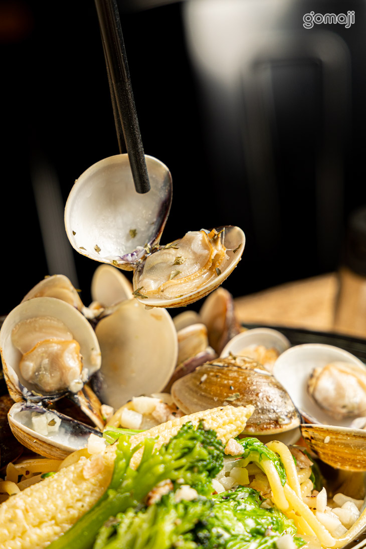 蒜香蛤蠣燻雞義大利麵