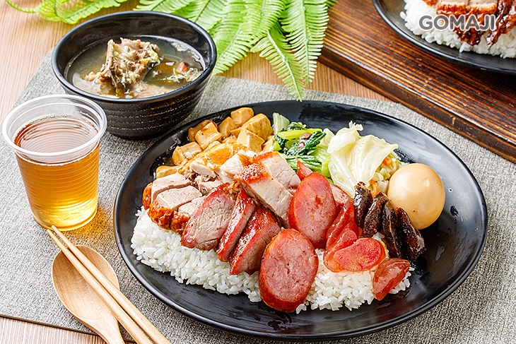  B.豐盛七寶 至尊獨享便當 〈港式燒臘：至尊七寶飯一份(含主餐+配菜四樣) + 內用可享湯品、飲品無限供應〉