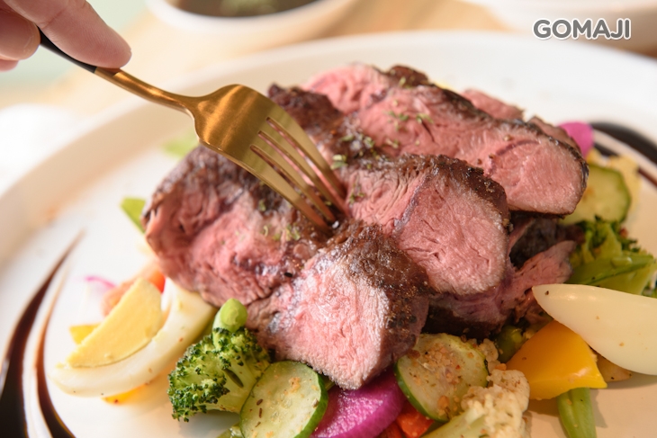 嫩肩牛排佐菌菇醬