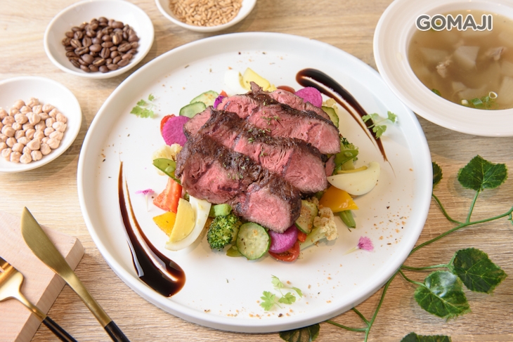 嫩肩牛排佐菌菇醬