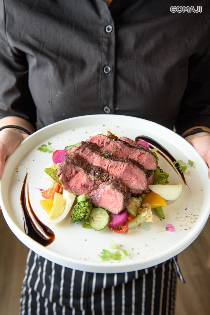 嫩肩牛排佐菌菇醬