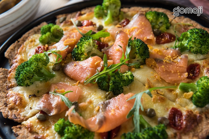 自製蔥醬鹹蛋黃鮭魚pizza