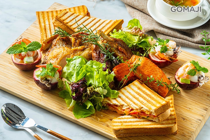 義式烤嫩雞 + 奶油鮭魚排 + 燒烤豬棒腿 + 燻雞肉帕尼尼 + 水果海鮮盅