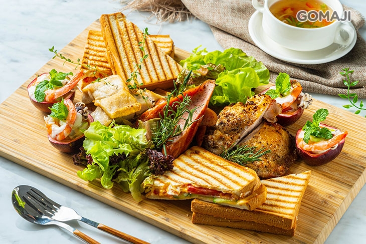 義式烤嫩雞 + 奶油鱸魚排 + 德式烤香腸 + 燻火腿帕尼尼 + 水果海鮮盅