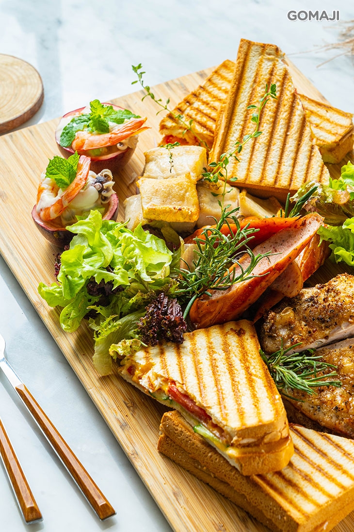 義式烤嫩雞 + 奶油鱸魚排 + 德式烤香腸 + 燻火腿帕尼尼 + 水果海鮮盅