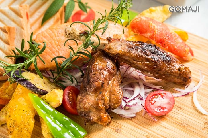 燒烤豬棒腿一份+奶油鮭魚排一份+酥炸繽紛蔬菜