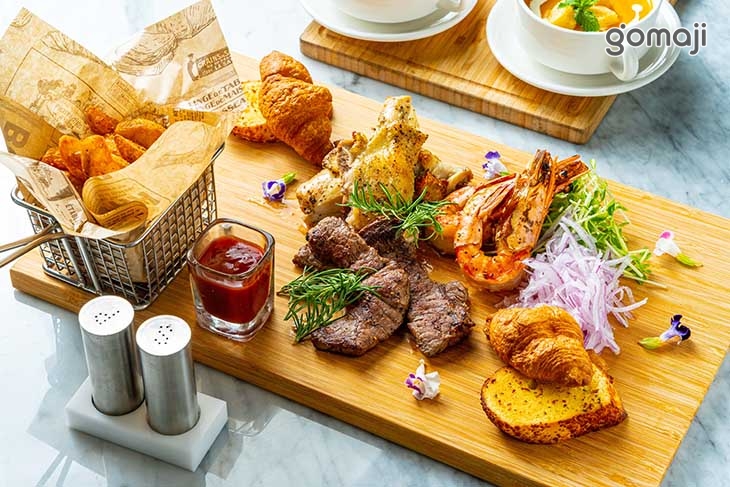 鐵板香煎海大蝦、爐烤頂級牛排、義式香草雞腿排