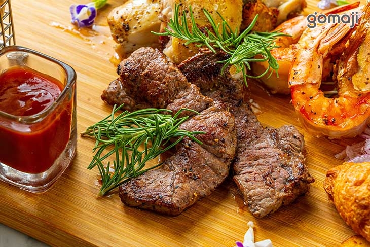 鐵板香煎海大蝦、爐烤頂級牛排、義式香草雞腿排