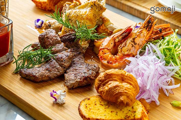 鐵板香煎海大蝦、爐烤頂級牛排、義式香草雞腿排