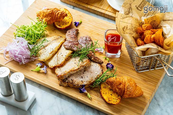 鐵板香煎鯛魚排、爐烤頂級牛排、黑胡椒里肌豬排