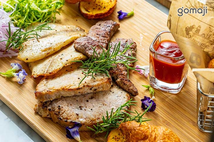 鐵板香煎鯛魚排、爐烤頂級牛排、黑胡椒里肌豬排