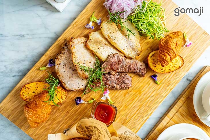 鐵板香煎鯛魚排、爐烤頂級牛排、黑胡椒里肌豬排