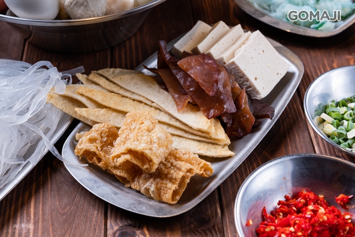 百頁豆腐、木耳、魚板、豆皮