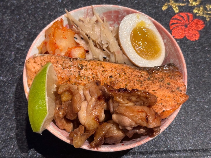 烤鮭魚雞肉丼