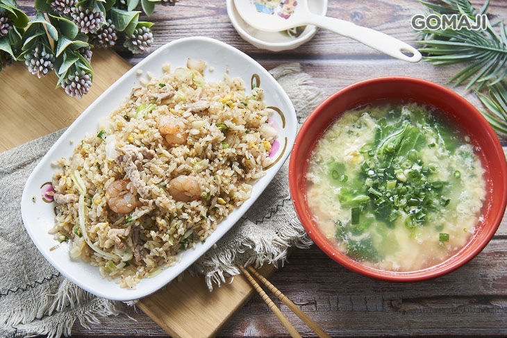 　小資一族單人獨享餐　 〈炒烏龍麵/炒意麵/炒油麵/炒泡麵/蝦仁蛋炒飯/肉絲蛋炒飯/綜合炒飯/花枝蛋炒飯/培根炒飯/火腿炒飯 任選一 + 鱈魚丸湯/貢丸湯/蛋花湯 三選一〉