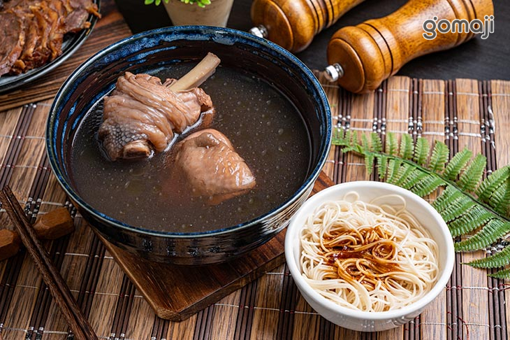 何首烏雞湯+醋拌麵線
