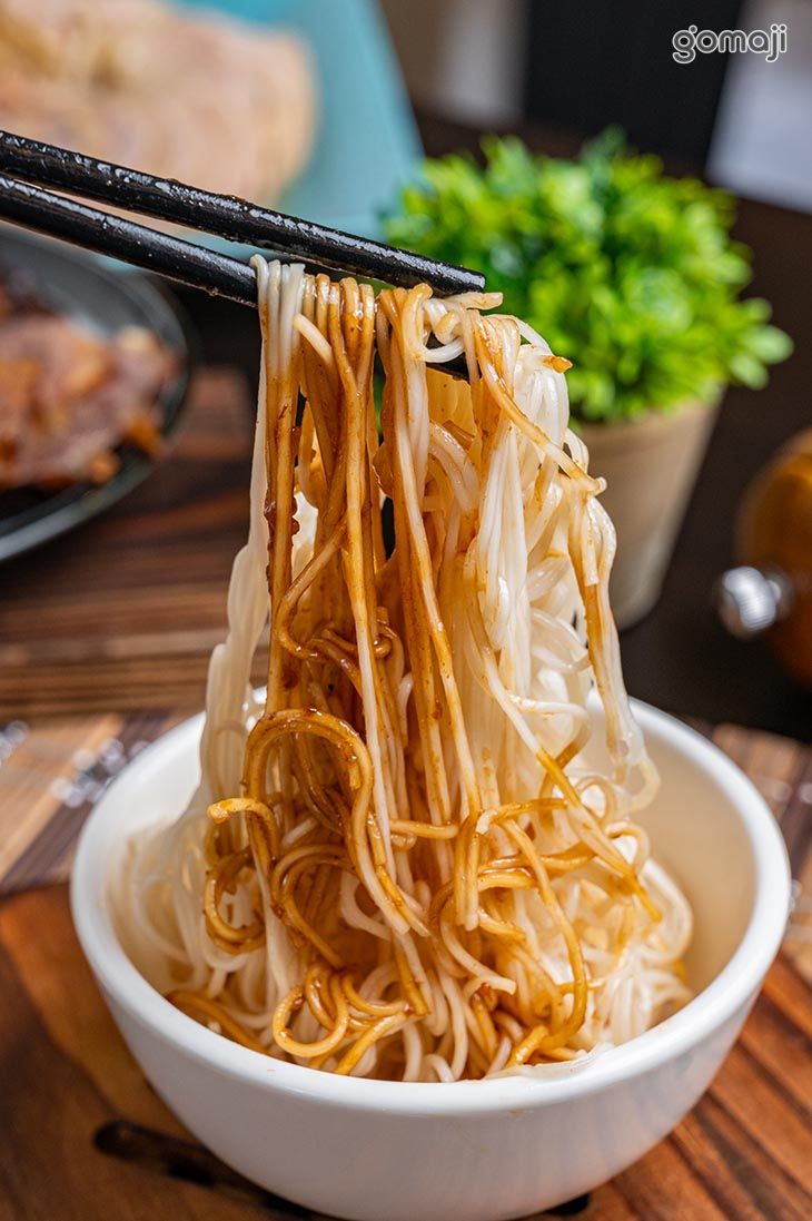 何首烏雞湯+醋拌麵線